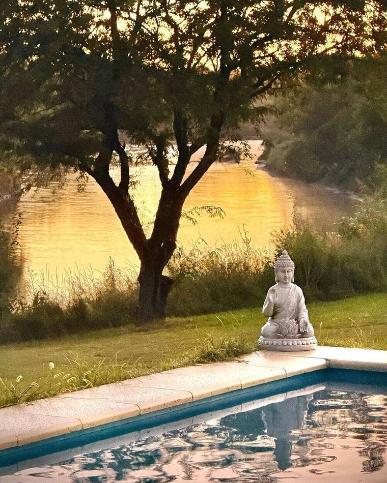 Pileta del complejo junto al río Carcarañá al atardecer en Barrancas de Andino, Pueblo Andino